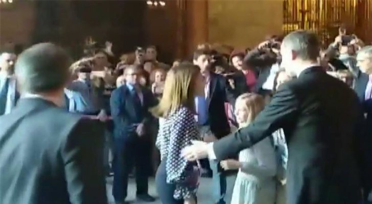 La Reina Letizia habla con Doña Sofía a la salida de la misa de Pascua