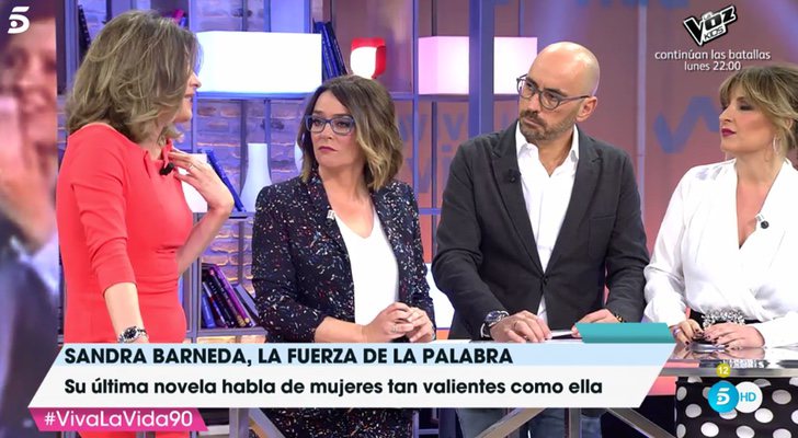 Sandra Barneda junto a Toñi Moreno y los colaboradores de 'Viva la vida'