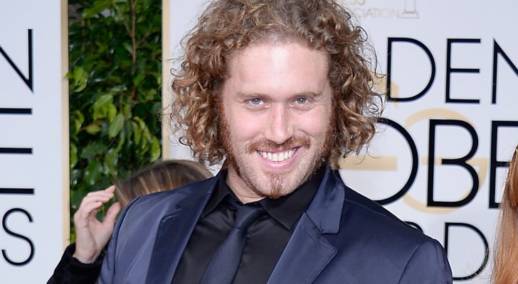 T.J. Miller en la alfombra de los Globos de Oro