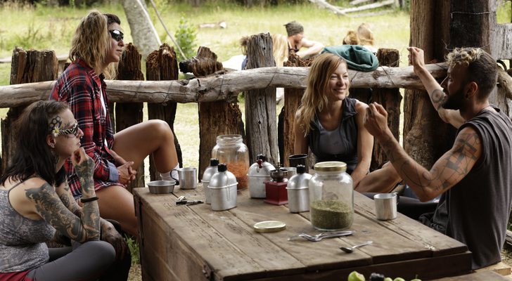 Varios concursantes de 'El puente' hablan durante el concurso