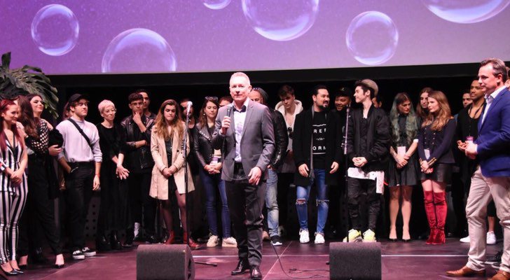 Jon Ola Sand junto a los asistentes al "Eurovision in Concert'