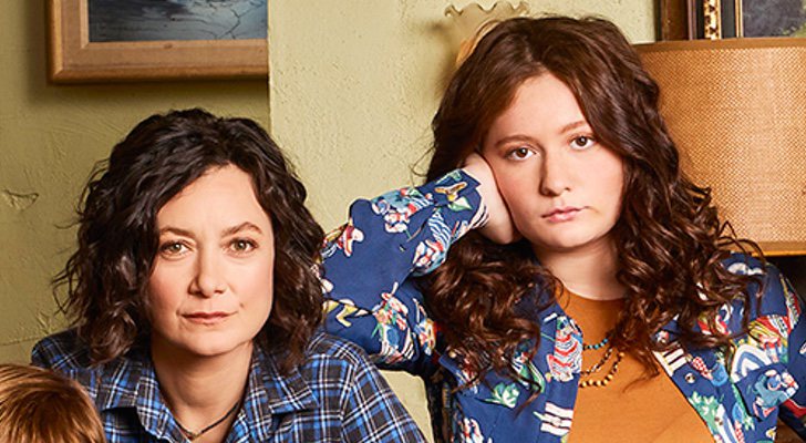 Sara Gilbert y Emma Kenney