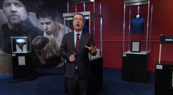 'Last Week Tonight' compra objetos de la subasta de Russell Crowe