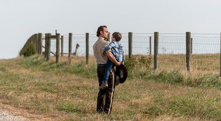 Rick junto al pequeño Carl en 'The Walking Dead'