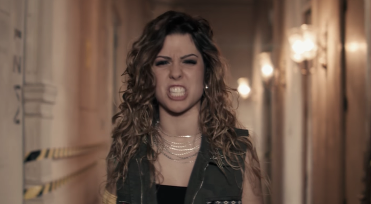 Miriam en el videoclip de "Hay Algo en Mí"
