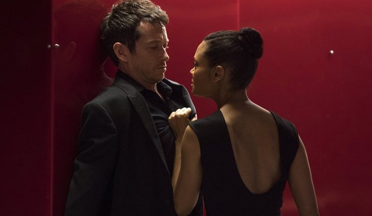 Maeve (Thandie Newton) agarra a Lee (Simon Quarterman) en la segunda de 'Westworld'