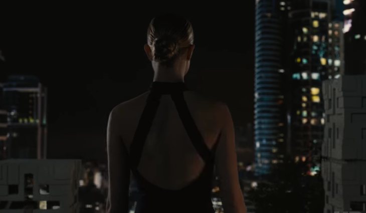 Uno de los personajes de 'Westworld' en la promo en un ambiente futurista