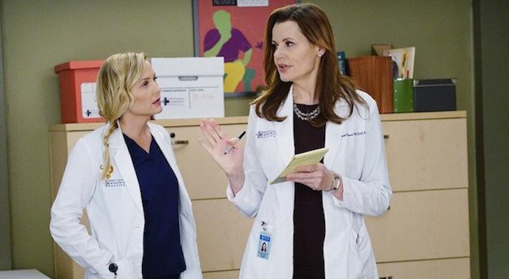 Jessica Capshaw y Geena Davis en 'Anatomía de Grey'