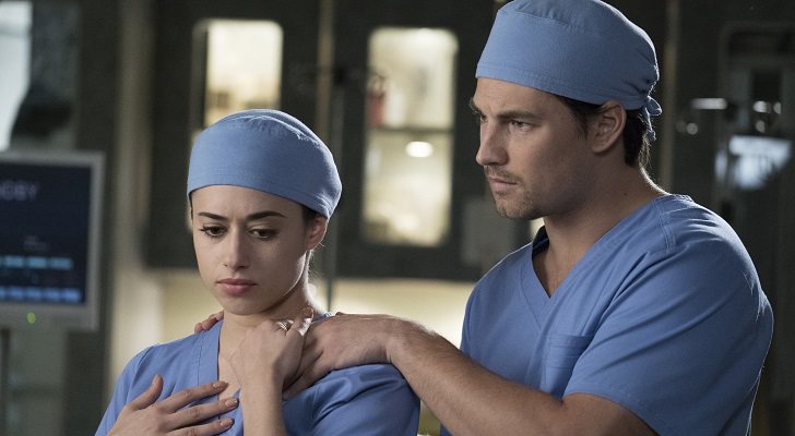 DeLuca consuela a Bello en 'Anatomía de Grey'