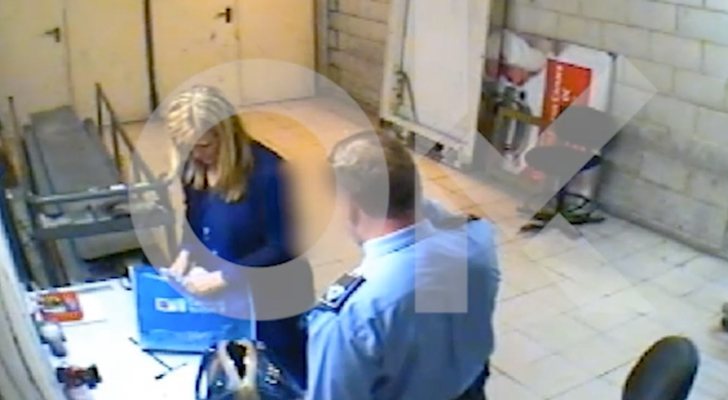 Imagen del vídeo en el que Cifuentes robó dos cremas