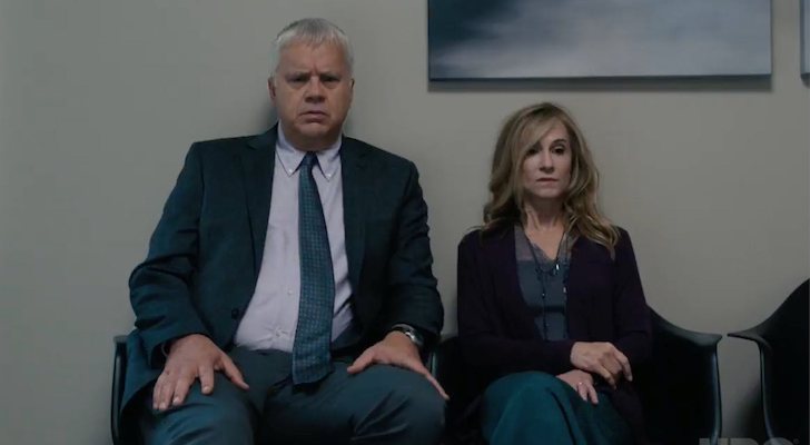 Tim Robbins y Holly Hunter en 'Here & Now'