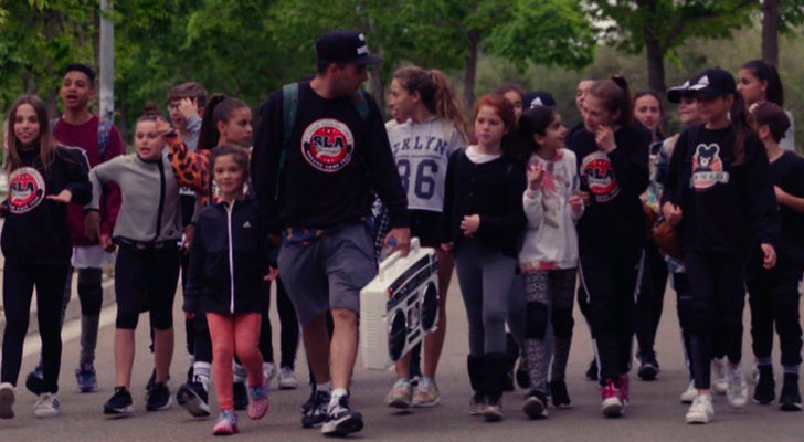 Sebastián Linares junto a sus alumnos y protagonistas de 'El baile de los Ángeles'