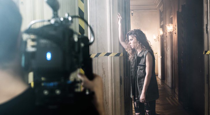 Miriam en la grabación del videoclip de "Hay algo en mí", tema de la serie 'Vis a vis'