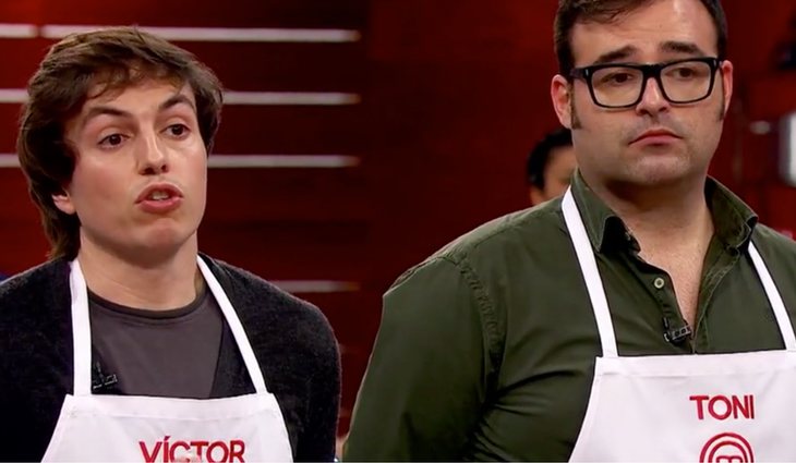 Víctor junto a Toni frente al jurado de 'MasterChef' y los exconcursantes