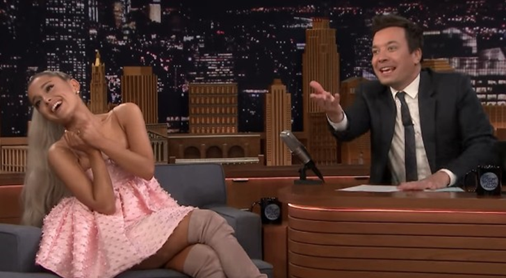 Ariana Grande y Jimmy Fallon en 'The Tonight Show'