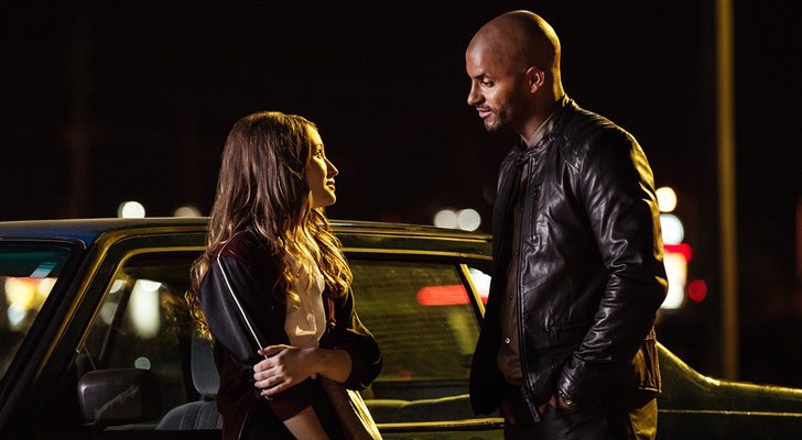 Emily Browning y Ricky Whittle en 'American Gods'