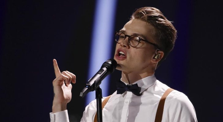 El pie de micro, el principal cambio en la actuación de Mikolas Josef