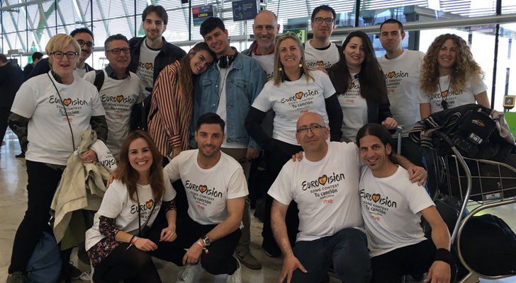 Alfred y Amaia junto a la delegación española en Eurovisión al completo