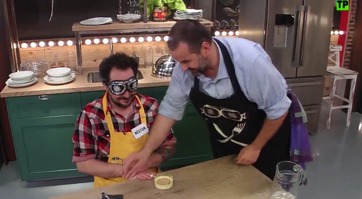 David de Jorge prepara a un concursante para catar los platos en &#39;El sabor es ciego&#39;