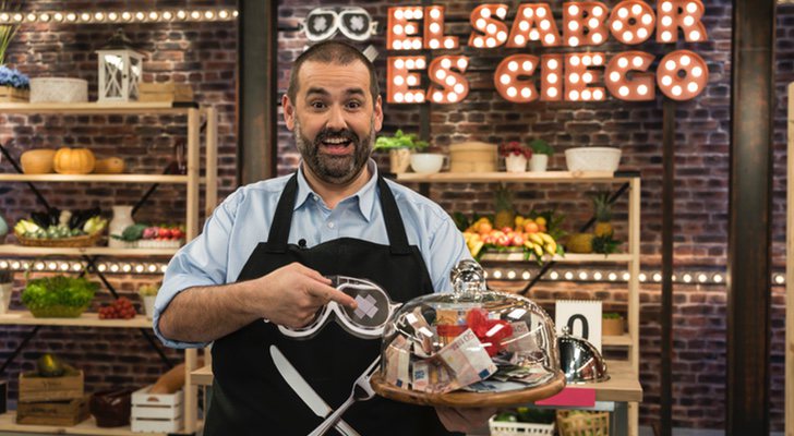 David de Jorge posa con el premio de &#39;El sabor es ciego&#39;