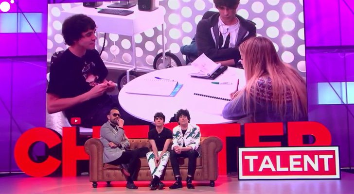 Los Javis visionan la clase con Nerea en 'Chester'