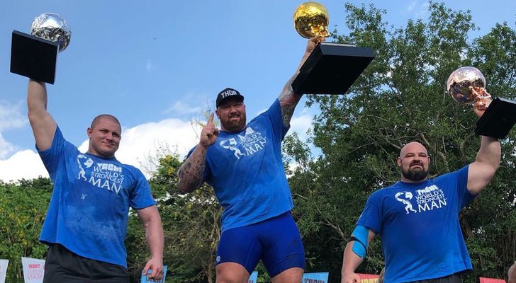 "La Montaña" con el trofeo del World's Strongest Man