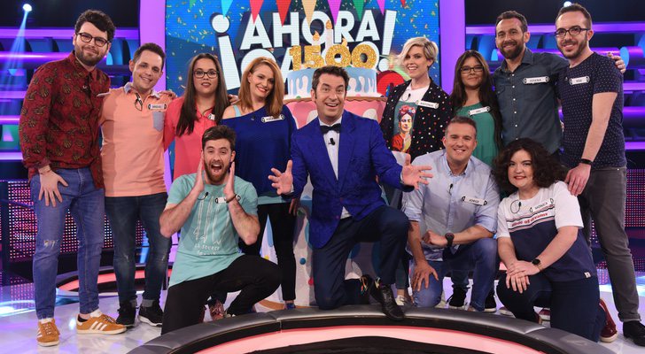 Arturo Valls con los concursantes del especial 1.500 programas de '¡Ahora Caigo!'