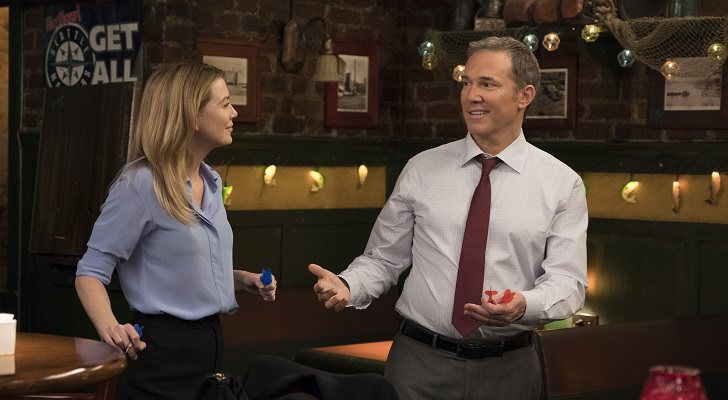 Meredith conversa con un compañero cirujano en &#39;Anatomía de Grey&#39;