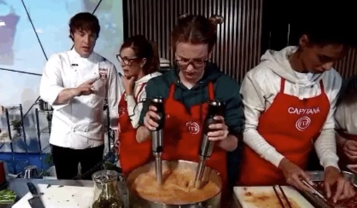 Jordi Cruz cocinando junto al equipo rojo en 'MasterChef 6'