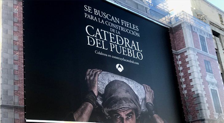 Lona publicitaria de 'La catedral del mar' en la Gran Vía de Madrid