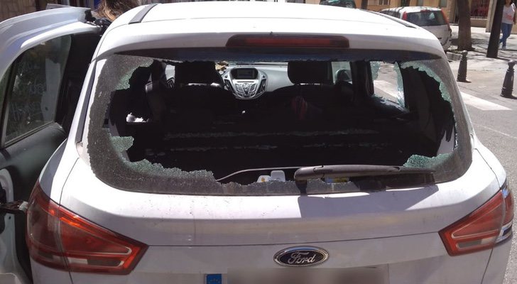 El vehículo de Mediaset después del ataque