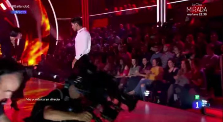 Caída del cámara durante la actuación de Javier Hernanz en 'Bailando con las estrellas'