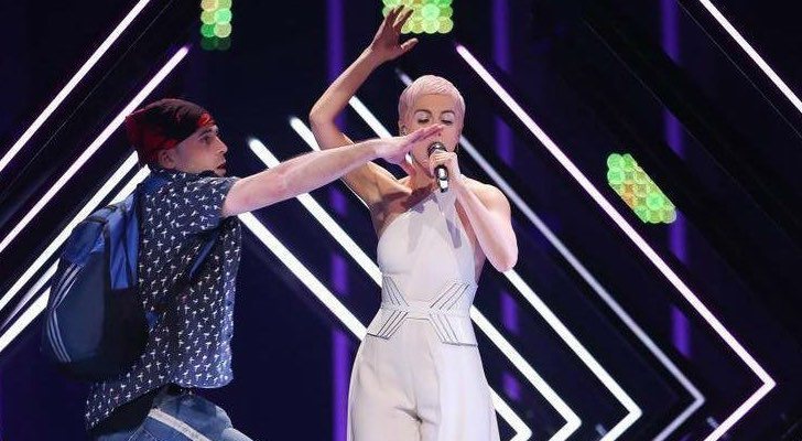 SuRie durante su actuación en Eurovisión 2018