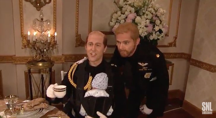 Actores interpretando al Duque de Cambridge y a su hermano, el Príncipe Harry, en 'Saturday Night Live'