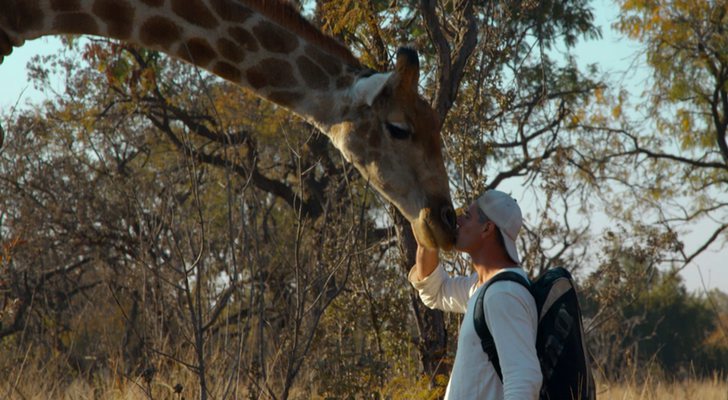 Frank Cuesta besando a una jirafa