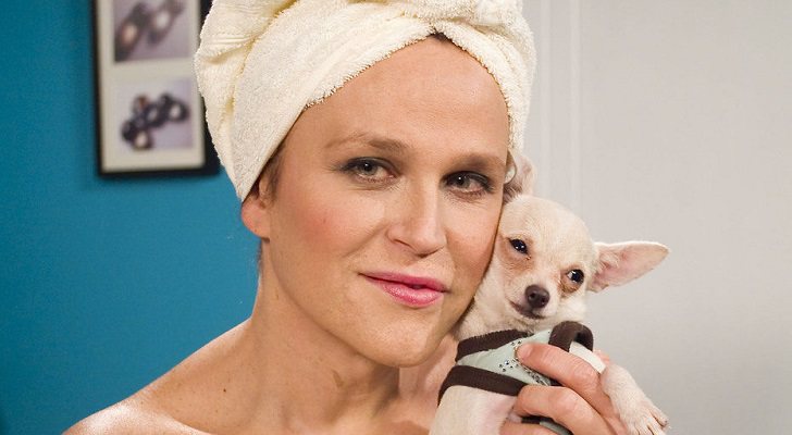 Estela Reynolds junto a su chihuahua en &#39;La que se avecina&#39;