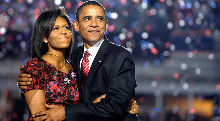 Michelle y Barack Obama se abrazan emocionados