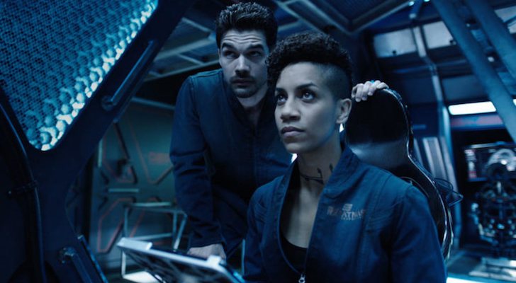 Steven Strait y Dominique Tipper en 'The Expanse'