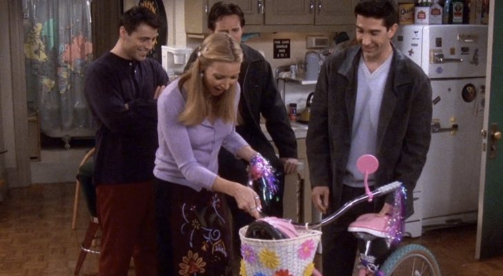 Ross le regala una bicicleta a Phoebe en 'Friends'