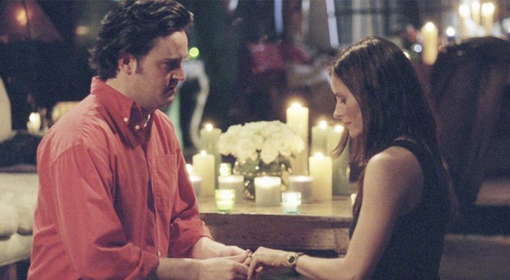 Mónica y Chandler se comprometen en 'Friends'