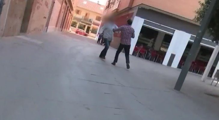 El presunto secuestrador de Alcantarilla agrede al reportero de 'Espejo Público'