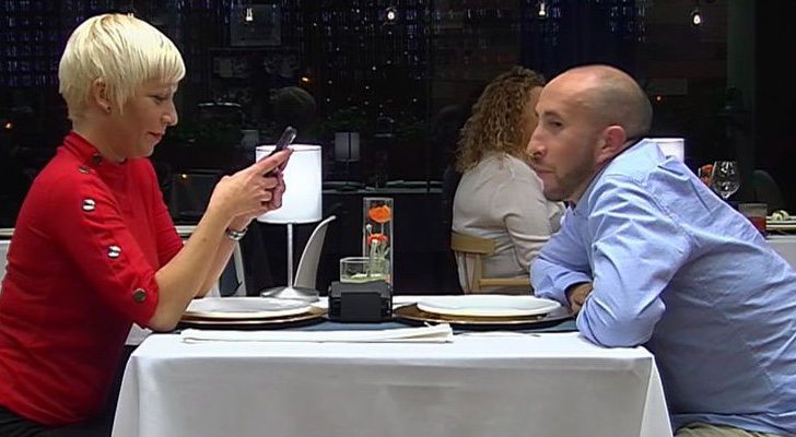 Verónica saca el móvil en su cita de &#39;First dates&#39;