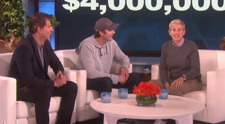 Ashton Kutcher y Guy Oseary en el programa de Ellen DeGeneres