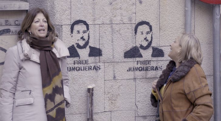 Las andaluzas de 'Bienvenidas al norte' junto a un grafiti de Junqueras