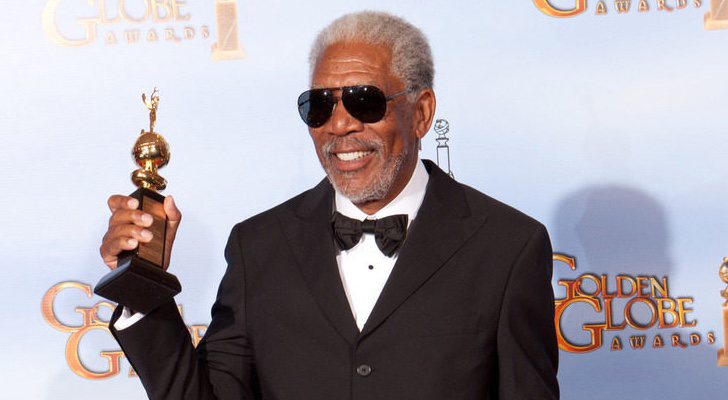 Morgan Freeman con el Globo de Oro honorífico que recibió en 2012