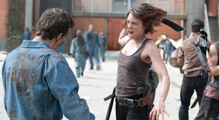 Maggie (Lauren Cohan), en plena lucha contra un zombie en 'The Walking Dead'