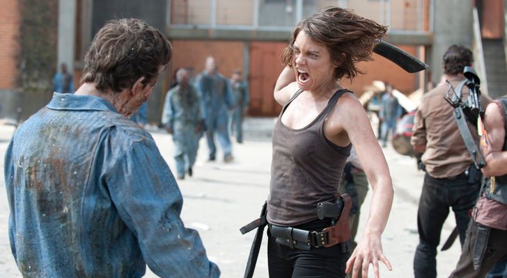 Maggie (Lauren Cohan), en plena lucha contra un zombie en &#39;The Walking Dead&#39;