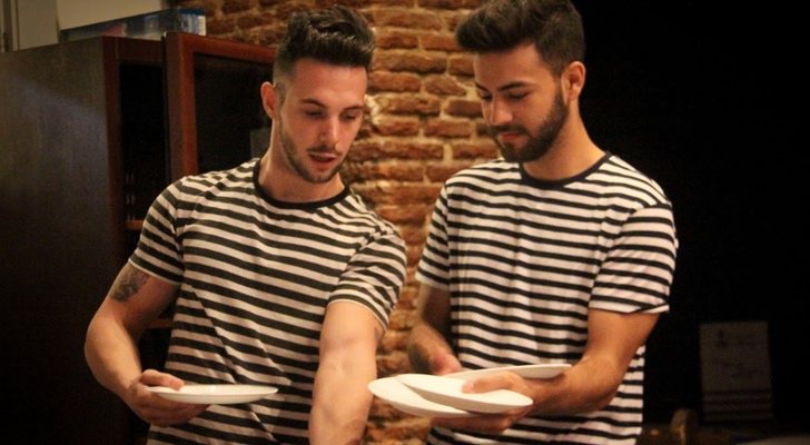 Agoney recibiendo instrucciones en &#39;Trabajo temporal&#39;