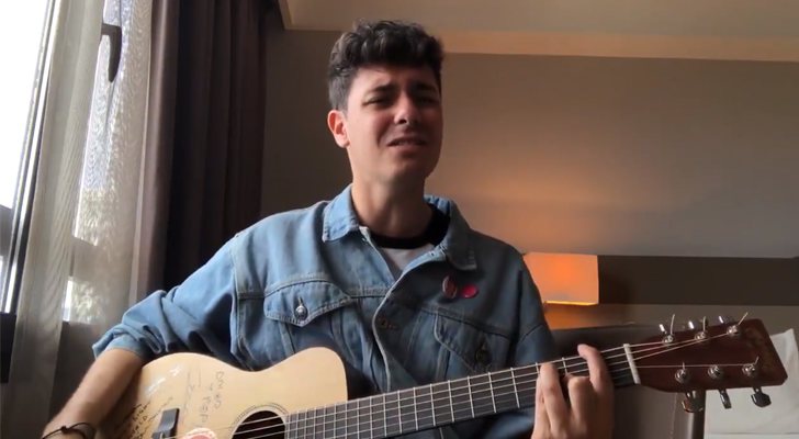 Alfred García cantando "Toda una vida"