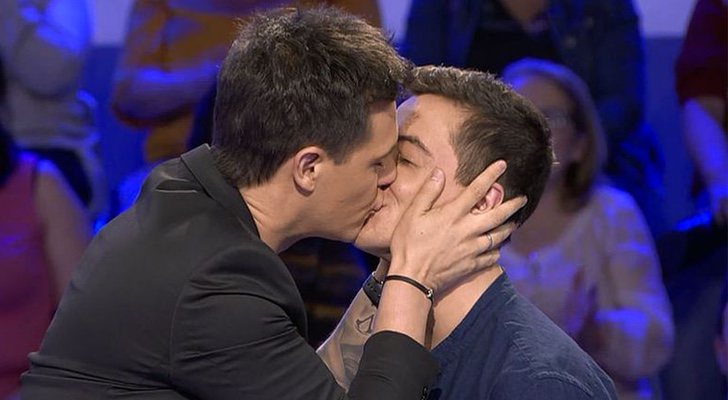 Christian Gálvez besa a Victor Palmero en 'Pasapalabra'